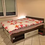 Cozy Studio Apart - King Bed - Netflix - Projector - Fast Wi-Fi